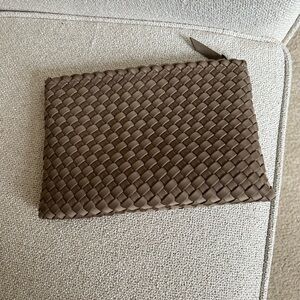 Naghedi pouch in the color Cashmere.